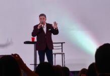 El comediante lagunero Rogelio Ramos Show se presentó la noche del Sábado de Gloria en Tampico, donde ofreció su más reciente espectáculo ante un salón lleno en el Hotel Hotsson. El comediante lagunero Rogelio Ramos Show se presentó la noche del Sábado de Gloria en Tampico, donde ofreció su más reciente espectáculo ante un salón lleno en el Hotel Hotsson.
