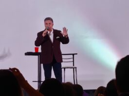 El comediante lagunero Rogelio Ramos Show se presentó la noche del Sábado de Gloria en Tampico, donde ofreció su más reciente espectáculo ante un salón lleno en el Hotel Hotsson. El comediante lagunero Rogelio Ramos Show se presentó la noche del Sábado de Gloria en Tampico, donde ofreció su más reciente espectáculo ante un salón lleno en el Hotel Hotsson.