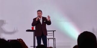 El comediante lagunero Rogelio Ramos Show se presentó la noche del Sábado de Gloria en Tampico, donde ofreció su más reciente espectáculo ante un salón lleno en el Hotel Hotsson. El comediante lagunero Rogelio Ramos Show se presentó la noche del Sábado de Gloria en Tampico, donde ofreció su más reciente espectáculo ante un salón lleno en el Hotel Hotsson.