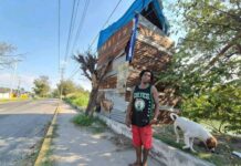 MIGRANTE CONSTRUYE CASA EN UN ÁRBOL EN VILLAHERMOSA En el periférico de Villahermosa, Un migrante originario de Belice ha llamado la atención en Villahermosa, tras construir una peculiar vivienda de lámina de dos pisos, sostenida en un árbol. El hombre, identificado como Uriel, detalló que la estructura fue elaborada con materiales reciclados y pensada para habitarla junto a su esposa y sus dos mascotas. La inusual construcción ha generado diversas reacciones entre transeúntes y automovilistas que circulan por la zona. Mientras algunos destacan su ingenio y capacidad de adaptación, otros expresan preocupación por las condiciones de vulnerabilidad en las que vive y las dificultades que enfrentan muchos migrantes en su intento por mejorar su calidad de vida al llegar a México.