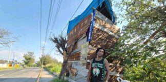 MIGRANTE CONSTRUYE CASA EN UN ÁRBOL EN VILLAHERMOSA En el periférico de Villahermosa, Un migrante originario de Belice ha llamado la atención en Villahermosa, tras construir una peculiar vivienda de lámina de dos pisos, sostenida en un árbol. El hombre, identificado como Uriel, detalló que la estructura fue elaborada con materiales reciclados y pensada para habitarla junto a su esposa y sus dos mascotas. La inusual construcción ha generado diversas reacciones entre transeúntes y automovilistas que circulan por la zona. Mientras algunos destacan su ingenio y capacidad de adaptación, otros expresan preocupación por las condiciones de vulnerabilidad en las que vive y las dificultades que enfrentan muchos migrantes en su intento por mejorar su calidad de vida al llegar a México.