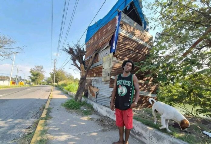 En el periférico de Villahermosa, Un migrante originario de Belice ha llamado la atención en Villahermosa, tras construir una peculiar vivienda de lámina de dos pisos, sostenida en un árbol. El hombre, identificado como Uriel, detalló que la estructura fue elaborada con materiales reciclados y pensada para habitarla junto a su esposa y sus dos mascotas. La inusual construcción ha generado diversas reacciones entre transeúntes y automovilistas que circulan por la zona. Mientras algunos destacan su ingenio y capacidad de adaptación, otros expresan preocupación por las condiciones de vulnerabilidad en las que vive y las dificultades que enfrentan muchos migrantes en su intento por mejorar su calidad de vida al llegar a México. En el periférico de Villahermosa, Un migrante originario de Belice ha llamado la atención en Villahermosa, tras construir una peculiar vivienda de lámina de dos pisos, sostenida en un árbol. El hombre, identificado como Uriel, detalló que la estructura fue elaborada con materiales reciclados y pensada para habitarla junto a su esposa y sus dos mascotas. La inusual construcción ha generado diversas reacciones entre transeúntes y automovilistas que circulan por la zona. Mientras algunos destacan su ingenio y capacidad de adaptación, otros expresan preocupación por las condiciones de vulnerabilidad en las que vive y las dificultades que enfrentan muchos migrantes en su intento por mejorar su calidad de vida al llegar a México.