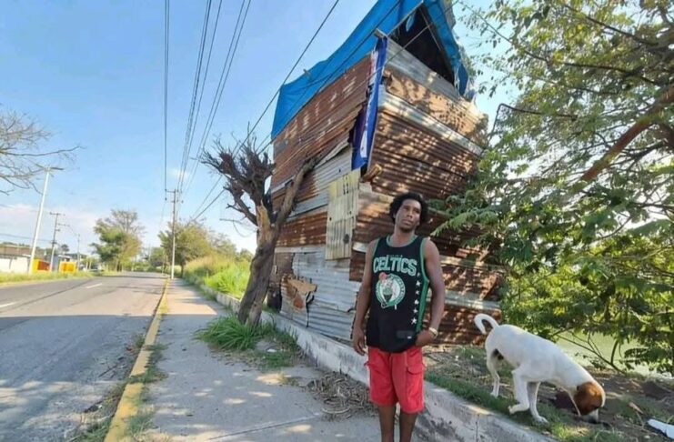 En el periférico de Villahermosa, Un migrante originario de Belice ha llamado la atención en Villahermosa, tras construir una peculiar vivienda de lámina de dos pisos, sostenida en un árbol. El hombre, identificado como Uriel, detalló que la estructura fue elaborada con materiales reciclados y pensada para habitarla junto a su esposa y sus dos mascotas. La inusual construcción ha generado diversas reacciones entre transeúntes y automovilistas que circulan por la zona. Mientras algunos destacan su ingenio y capacidad de adaptación, otros expresan preocupación por las condiciones de vulnerabilidad en las que vive y las dificultades que enfrentan muchos migrantes en su intento por mejorar su calidad de vida al llegar a México.