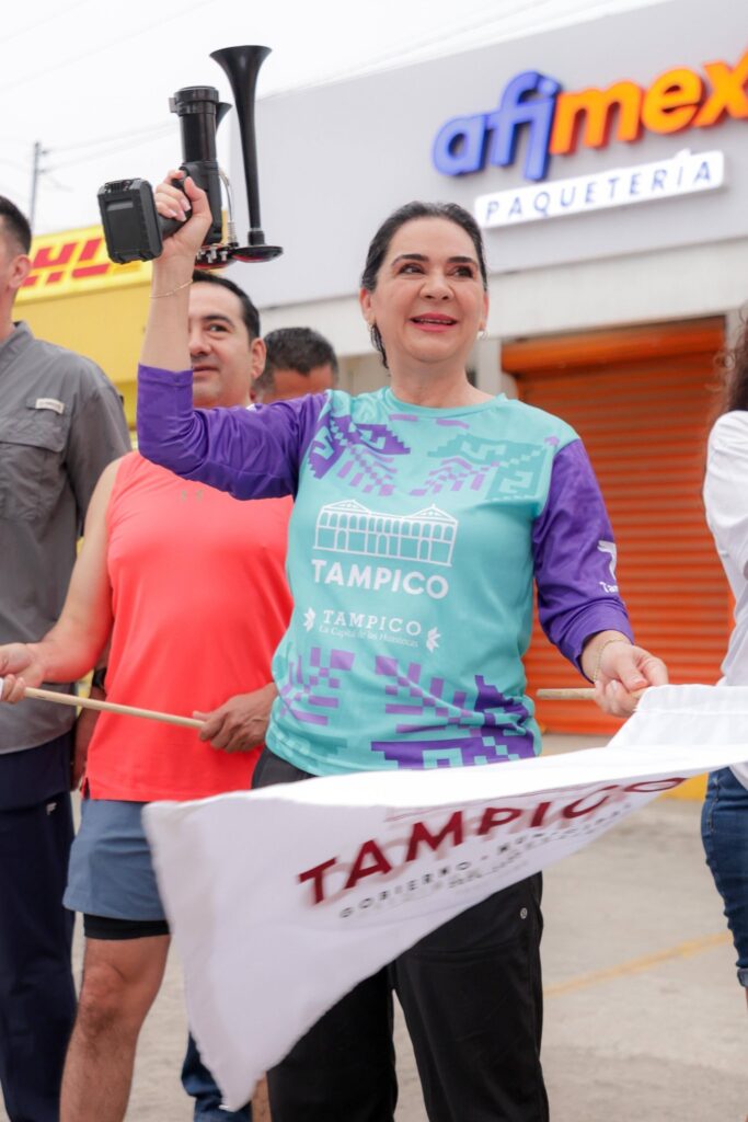 En el marco de las actividades conmemorativas por el 203 Aniversario de la Fundación de Tampico, el Gobierno Municipal, a través de la Dirección de Deportes, llevó a cabo con éxito la Carrera Atlética conmemorativa, como parte de las acciones orientadas a fomentar la activación física, el deporte y la convivencia social.
La justa deportiva reunió a más de 600 participantes en las distancias de 24 y 13 kilómetros, marcando el regreso de esta importante competencia tras seis años de ausencia, consolidándose como un evento clave dentro del programa oficial de celebraciones.
El arranque de la carrera fue encabezado por la Presidenta Municipal, Mónica Villarreal Anaya, acompañada por el director de Deportes, Jorge Lozano Ceceña, teniendo como punto de salida la divisoria entre Tampico y Altamira.
En este contexto, se destacó la coordinación interinstitucional con el Gobierno Municipal de Altamira, encabezado por el alcalde Armando Martínez Manríquez, fortaleciendo el trabajo conjunto para el desarrollo de actividades deportivas que benefician a la población de la zona conurbada.
De manera simultánea, en Altamira se realizó el arranque a las 06:30 horas, partiendo el recorrido de 24 kilómetros desde la plaza principal, mientras que la ruta de 13 kilómetros inició en la divisoria, teniendo como meta el pórtico del Palacio Municipal de Tampico.
La Presidenta Municipal subrayó que el impulso al deporte es una prioridad para su administración, al representar una herramienta fundamental para el bienestar, la salud y la integración social de la ciudadanía.
“Estamos muy contentos por la respuesta de la ciudadanía. Esta carrera representa el rescate de una tradición que promueve el deporte y fortalece la identidad de nuestro municipio. Seguiremos impulsando este tipo de actividades para beneficio de todas y todos”, expresó.
Asimismo, informó que el Gobierno Municipal continuará fortaleciendo la agenda deportiva con la realización de nuevos eventos, entre ellos la Carrera Xantolo, así como la organización de un maratón completo de 42 kilómetros en el año 2027.
La autoridad municipal reconoció el trabajo de la Dirección de Deportes y de todas las áreas involucradas en la organización del evento, así como la participación de la ciudadanía, lo que permitió que la competencia se desarrollara en condiciones óptimas, contando con módulos de hidratación y medidas de seguridad.
Al término de la competencia, la Jefa edilicia, acompañada también por el regidor presidente de la comisión de deportes, Édgar Treviño Martinez, y el director de Deportes de Altamira, Jonathan Didier Fuentes Estopier;
encabezó la ceremonia de premiación, donde se reconoció a los tres primeros lugares de cada categoría en ambas ramas, quienes recibieron medallas y premios en efectivo.
Con estas acciones, el Gobierno de Tampico refrenda su compromiso de seguir promoviendo el deporte como eje fundamental para el desarrollo integral de la población.