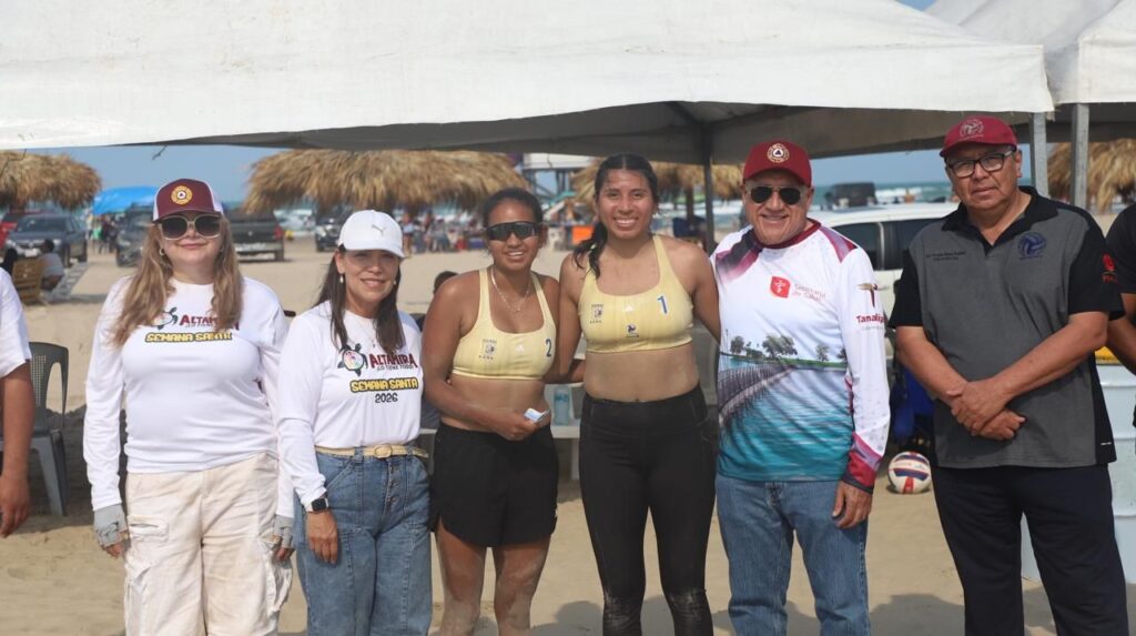 Durante el periodo vacacional de Semana Santa, el municipio de Altamira reafirmó su posición como uno de los destinos turísticos más atractivos del noreste del país, gracias a la importante afluencia de visitantes registrada en sus principales puntos recreativos.
Impulsado por las acciones del gobierno municipal que preside el alcalde, Dr. Armando Martínez Manríquez, el flujo turístico se concentró en espacios emblemáticos como Playa Tesoro, el Parque Acuático y la Laguna de Champayán, donde miles de familias disfrutaron de actividades recreativas en un ambiente seguro y ordenado.
De acuerdo con cifras oficiales, tan solo el Sábado de Gloria, Playa Tesoro registró una asistencia de 7 mil 467 personas, consolidándose como uno de los sitios más concurridos de la región. Por su parte, el Parque Acuático reportó un ingreso de 680 visitantes durante ese mismo día, reflejando una respuesta positiva a la oferta de entretenimiento familiar.
En total, la afluencia acumulada durante el periodo de Semana Santa en los distintos atractivos turísticos de Altamira alcanzó las 42 mil 68 personas, lo que representa un importante impulso para la economía local y el fortalecimiento del sector turístico.
Las autoridades municipales destacaron que estos resultados son producto del trabajo coordinado en materia de promoción turística, seguridad y servicios, lo que permitió brindar a los visitantes una experiencia satisfactoria.
Con estos indicadores, Altamira continúa posicionándose como un destino preferido en temporadas vacacionales, ofreciendo espacios naturales y recreativos que atraen tanto a turistas locales como de otras regiones.