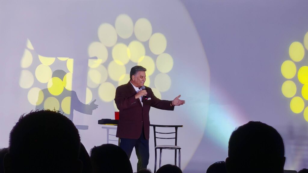Durante su actuación, el originario de Torreón logró arrancar constantes carcajadas del público con un show completamente renovado, en la que combinó su característico humor con anécdotas actuales.
La velada dio inicio con la participación de Eddy Vera, quien fungió como telonero y preparó el ambiente para la presentación principal.
El evento organizado por Weekend MX reunió a decenas de asistentes que respondieron con entusiasmo a cada intervención, consolidando una noche de entretenimiento en el puerto.