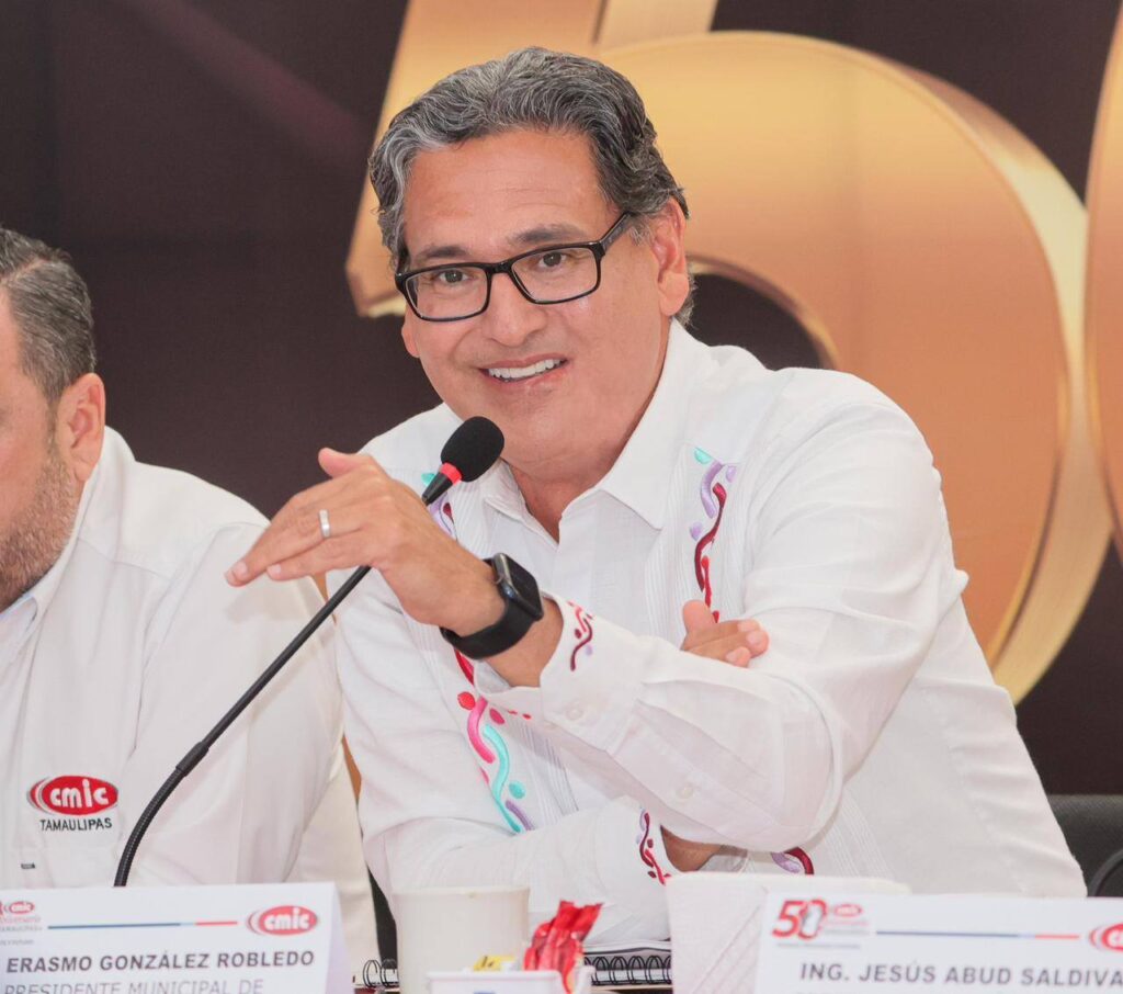 Al destacar que la inversión pública es el principal motor para el desarrollo y bienestar social, el presidente municipal de Ciudad Madero, Erasmo González Robledo, presentó ante integrantes de la Cámara Mexicana de la Industria de la Construcción (CMIC) Tamaulipas los resultados alcanzados por su administración, así como el programa integral de obra pública proyectado para el ejercicio 2026.
La presentación se llevó a cabo ante integrantes de la CMIC Tamaulipas, con la participación de su presidente, Pablo Eduardo Haro Panduro; el presidente del comité consultivo, Ing. Jesús Abud Saldivar; y el vicepresidente de la Zona Sur, Ing. Gustavo A. Organista González, así como empresarios del sector y autoridades municipales.
Durante su intervención, el presidente municipal subrayó que su gobierno ha logrado un incremento histórico en la inversión pública, duplicando los recursos destinados a obra en comparación con administraciones anteriores, lo que ha permitido destinar cerca de uno de cada cuatro pesos del presupuesto municipal a infraestructura.
En ese sentido, dio a conocer los resultados inmediatos de esta estrategia, destacando el arranque de 15 obras en un periodo de tres días, con una inversión superior a los 41 millones de pesos, acciones que forman parte del programa de obra pública 2026 y que ya se encuentran en ejecución.
Asimismo, presentó la proyección integral para este ejercicio, la cual contempla una inversión inicial de 220 millones de pesos y más de 60 acciones, priorizando obras de pavimentación, infraestructura deportiva, saneamiento ambiental y mejoramiento urbano.
Indicó que estas obras serán ejecutadas en tiempo y forma, especialmente antes de la temporada de lluvias, como parte de una planeación estratégica que busca mayor eficiencia en la aplicación de los recursos públicos.
Como parte de esta estrategia, destacó que la obra pública también impulsa el desarrollo económico y turístico, reflejándose en los resultados obtenidos durante el reciente periodo vacacional de Semana Santa y Pascua, donde Ciudad Madero registró una importante afluencia de visitantes.
En cuanto a los proyectos específicos, se dieron a conocer iniciativas como el desarrollo del parque lineal en la colonia Adriana González, la rehabilitación de espacios públicos y diversas obras que fortalecerán la conectividad y calidad de vida de las familias maderenses.
En este mismo encuentro, se llevó a cabo la toma de protesta del Comité de Jóvenes de la CMIC Tamaulipas, fortaleciendo la participación de nuevas generaciones en el sector de la construcción y promoviendo su integración en el desarrollo de infraestructura en la entidad.
En este sentido, el presidente municipal reiteró la importancia de fortalecer la colaboración con la CMIC Tamaulipas para agilizar procesos y garantizar obras de calidad, mientras que el organismo reconoció la apertura del Gobierno Municipal, a efecto de que la CMIC siga participando de manera consistente en los concursos de las diferentes obras a realizar por su administración.