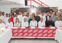 Presenta Gobierno de Ciudad Madero resultados históricos en inversión y programa de obra pública 2026 ante la CMIC Tamaulipas Al destacar que la inversión pública es el principal motor para el desarrollo y bienestar social, el presidente municipal de Ciudad Madero, Erasmo González Robledo, presentó ante integrantes de la Cámara Mexicana de la Industria de la Construcción (CMIC) Tamaulipas los resultados alcanzados por su administración, así como el programa integral de obra pública proyectado para el ejercicio 2026. La presentación se llevó a cabo ante integrantes de la CMIC Tamaulipas, con la participación de su presidente, Pablo Eduardo Haro Panduro; el presidente del comité consultivo, Ing. Jesús Abud Saldivar; y el vicepresidente de la Zona Sur, Ing. Gustavo A. Organista González, así como empresarios del sector y autoridades municipales. Durante su intervención, el presidente municipal subrayó que su gobierno ha logrado un incremento histórico en la inversión pública, duplicando los recursos destinados a obra en comparación con administraciones anteriores, lo que ha permitido destinar cerca de uno de cada cuatro pesos del presupuesto municipal a infraestructura. En ese sentido, dio a conocer los resultados inmediatos de esta estrategia, destacando el arranque de 15 obras en un periodo de tres días, con una inversión superior a los 41 millones de pesos, acciones que forman parte del programa de obra pública 2026 y que ya se encuentran en ejecución. Asimismo, presentó la proyección integral para este ejercicio, la cual contempla una inversión inicial de 220 millones de pesos y más de 60 acciones, priorizando obras de pavimentación, infraestructura deportiva, saneamiento ambiental y mejoramiento urbano. Indicó que estas obras serán ejecutadas en tiempo y forma, especialmente antes de la temporada de lluvias, como parte de una planeación estratégica que busca mayor eficiencia en la aplicación de los recursos públicos. Como parte de esta estrategia, destacó que la obra pública también impulsa el desarrollo económico y turístico, reflejándose en los resultados obtenidos durante el reciente periodo vacacional de Semana Santa y Pascua, donde Ciudad Madero registró una importante afluencia de visitantes. En cuanto a los proyectos específicos, se dieron a conocer iniciativas como el desarrollo del parque lineal en la colonia Adriana González, la rehabilitación de espacios públicos y diversas obras que fortalecerán la conectividad y calidad de vida de las familias maderenses. En este mismo encuentro, se llevó a cabo la toma de protesta del Comité de Jóvenes de la CMIC Tamaulipas, fortaleciendo la participación de nuevas generaciones en el sector de la construcción y promoviendo su integración en el desarrollo de infraestructura en la entidad. En este sentido, el presidente municipal reiteró la importancia de fortalecer la colaboración con la CMIC Tamaulipas para agilizar procesos y garantizar obras de calidad, mientras que el organismo reconoció la apertura del Gobierno Municipal, a efecto de que la CMIC siga participando de manera consistente en los concursos de las diferentes obras a realizar por su administración.