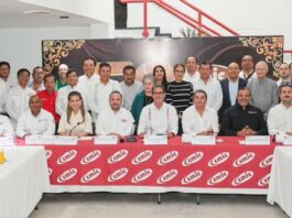 Al destacar que la inversión pública es el principal motor para el desarrollo y bienestar social, el presidente municipal de Ciudad Madero, Erasmo González Robledo, presentó ante integrantes de la Cámara Mexicana de la Industria de la Construcción (CMIC) Tamaulipas los resultados alcanzados por su administración, así como el programa integral de obra pública proyectado para el ejercicio 2026. La presentación se llevó a cabo ante integrantes de la CMIC Tamaulipas, con la participación de su presidente, Pablo Eduardo Haro Panduro; el presidente del comité consultivo, Ing. Jesús Abud Saldivar; y el vicepresidente de la Zona Sur, Ing. Gustavo A. Organista González, así como empresarios del sector y autoridades municipales. Durante su intervención, el presidente municipal subrayó que su gobierno ha logrado un incremento histórico en la inversión pública, duplicando los recursos destinados a obra en comparación con administraciones anteriores, lo que ha permitido destinar cerca de uno de cada cuatro pesos del presupuesto municipal a infraestructura. En ese sentido, dio a conocer los resultados inmediatos de esta estrategia, destacando el arranque de 15 obras en un periodo de tres días, con una inversión superior a los 41 millones de pesos, acciones que forman parte del programa de obra pública 2026 y que ya se encuentran en ejecución. Asimismo, presentó la proyección integral para este ejercicio, la cual contempla una inversión inicial de 220 millones de pesos y más de 60 acciones, priorizando obras de pavimentación, infraestructura deportiva, saneamiento ambiental y mejoramiento urbano. Indicó que estas obras serán ejecutadas en tiempo y forma, especialmente antes de la temporada de lluvias, como parte de una planeación estratégica que busca mayor eficiencia en la aplicación de los recursos públicos. Como parte de esta estrategia, destacó que la obra pública también impulsa el desarrollo económico y turístico, reflejándose en los resultados obtenidos durante el reciente periodo vacacional de Semana Santa y Pascua, donde Ciudad Madero registró una importante afluencia de visitantes. En cuanto a los proyectos específicos, se dieron a conocer iniciativas como el desarrollo del parque lineal en la colonia Adriana González, la rehabilitación de espacios públicos y diversas obras que fortalecerán la conectividad y calidad de vida de las familias maderenses. En este mismo encuentro, se llevó a cabo la toma de protesta del Comité de Jóvenes de la CMIC Tamaulipas, fortaleciendo la participación de nuevas generaciones en el sector de la construcción y promoviendo su integración en el desarrollo de infraestructura en la entidad. En este sentido, el presidente municipal reiteró la importancia de fortalecer la colaboración con la CMIC Tamaulipas para agilizar procesos y garantizar obras de calidad, mientras que el organismo reconoció la apertura del Gobierno Municipal, a efecto de que la CMIC siga participando de manera consistente en los concursos de las diferentes obras a realizar por su administración.