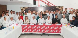 Presenta Gobierno de Ciudad Madero resultados históricos en inversión y programa de obra pública 2026 ante la CMIC Tamaulipas Al destacar que la inversión pública es el principal motor para el desarrollo y bienestar social, el presidente municipal de Ciudad Madero, Erasmo González Robledo, presentó ante integrantes de la Cámara Mexicana de la Industria de la Construcción (CMIC) Tamaulipas los resultados alcanzados por su administración, así como el programa integral de obra pública proyectado para el ejercicio 2026. La presentación se llevó a cabo ante integrantes de la CMIC Tamaulipas, con la participación de su presidente, Pablo Eduardo Haro Panduro; el presidente del comité consultivo, Ing. Jesús Abud Saldivar; y el vicepresidente de la Zona Sur, Ing. Gustavo A. Organista González, así como empresarios del sector y autoridades municipales. Durante su intervención, el presidente municipal subrayó que su gobierno ha logrado un incremento histórico en la inversión pública, duplicando los recursos destinados a obra en comparación con administraciones anteriores, lo que ha permitido destinar cerca de uno de cada cuatro pesos del presupuesto municipal a infraestructura. En ese sentido, dio a conocer los resultados inmediatos de esta estrategia, destacando el arranque de 15 obras en un periodo de tres días, con una inversión superior a los 41 millones de pesos, acciones que forman parte del programa de obra pública 2026 y que ya se encuentran en ejecución. Asimismo, presentó la proyección integral para este ejercicio, la cual contempla una inversión inicial de 220 millones de pesos y más de 60 acciones, priorizando obras de pavimentación, infraestructura deportiva, saneamiento ambiental y mejoramiento urbano. Indicó que estas obras serán ejecutadas en tiempo y forma, especialmente antes de la temporada de lluvias, como parte de una planeación estratégica que busca mayor eficiencia en la aplicación de los recursos públicos. Como parte de esta estrategia, destacó que la obra pública también impulsa el desarrollo económico y turístico, reflejándose en los resultados obtenidos durante el reciente periodo vacacional de Semana Santa y Pascua, donde Ciudad Madero registró una importante afluencia de visitantes. En cuanto a los proyectos específicos, se dieron a conocer iniciativas como el desarrollo del parque lineal en la colonia Adriana González, la rehabilitación de espacios públicos y diversas obras que fortalecerán la conectividad y calidad de vida de las familias maderenses. En este mismo encuentro, se llevó a cabo la toma de protesta del Comité de Jóvenes de la CMIC Tamaulipas, fortaleciendo la participación de nuevas generaciones en el sector de la construcción y promoviendo su integración en el desarrollo de infraestructura en la entidad. En este sentido, el presidente municipal reiteró la importancia de fortalecer la colaboración con la CMIC Tamaulipas para agilizar procesos y garantizar obras de calidad, mientras que el organismo reconoció la apertura del Gobierno Municipal, a efecto de que la CMIC siga participando de manera consistente en los concursos de las diferentes obras a realizar por su administración.