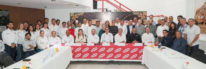 Al destacar que la inversión pública es el principal motor para el desarrollo y bienestar social, el presidente municipal de Ciudad Madero, Erasmo González Robledo, presentó ante integrantes de la Cámara Mexicana de la Industria de la Construcción (CMIC) Tamaulipas los resultados alcanzados por su administración, así como el programa integral de obra pública proyectado para el ejercicio 2026. La presentación se llevó a cabo ante integrantes de la CMIC Tamaulipas, con la participación de su presidente, Pablo Eduardo Haro Panduro; el presidente del comité consultivo, Ing. Jesús Abud Saldivar; y el vicepresidente de la Zona Sur, Ing. Gustavo A. Organista González, así como empresarios del sector y autoridades municipales. Durante su intervención, el presidente municipal subrayó que su gobierno ha logrado un incremento histórico en la inversión pública, duplicando los recursos destinados a obra en comparación con administraciones anteriores, lo que ha permitido destinar cerca de uno de cada cuatro pesos del presupuesto municipal a infraestructura. En ese sentido, dio a conocer los resultados inmediatos de esta estrategia, destacando el arranque de 15 obras en un periodo de tres días, con una inversión superior a los 41 millones de pesos, acciones que forman parte del programa de obra pública 2026 y que ya se encuentran en ejecución. Asimismo, presentó la proyección integral para este ejercicio, la cual contempla una inversión inicial de 220 millones de pesos y más de 60 acciones, priorizando obras de pavimentación, infraestructura deportiva, saneamiento ambiental y mejoramiento urbano. Indicó que estas obras serán ejecutadas en tiempo y forma, especialmente antes de la temporada de lluvias, como parte de una planeación estratégica que busca mayor eficiencia en la aplicación de los recursos públicos. Como parte de esta estrategia, destacó que la obra pública también impulsa el desarrollo económico y turístico, reflejándose en los resultados obtenidos durante el reciente periodo vacacional de Semana Santa y Pascua, donde Ciudad Madero registró una importante afluencia de visitantes. En cuanto a los proyectos específicos, se dieron a conocer iniciativas como el desarrollo del parque lineal en la colonia Adriana González, la rehabilitación de espacios públicos y diversas obras que fortalecerán la conectividad y calidad de vida de las familias maderenses. En este mismo encuentro, se llevó a cabo la toma de protesta del Comité de Jóvenes de la CMIC Tamaulipas, fortaleciendo la participación de nuevas generaciones en el sector de la construcción y promoviendo su integración en el desarrollo de infraestructura en la entidad. En este sentido, el presidente municipal reiteró la importancia de fortalecer la colaboración con la CMIC Tamaulipas para agilizar procesos y garantizar obras de calidad, mientras que el organismo reconoció la apertura del Gobierno Municipal, a efecto de que la CMIC siga participando de manera consistente en los concursos de las diferentes obras a realizar por su administración.