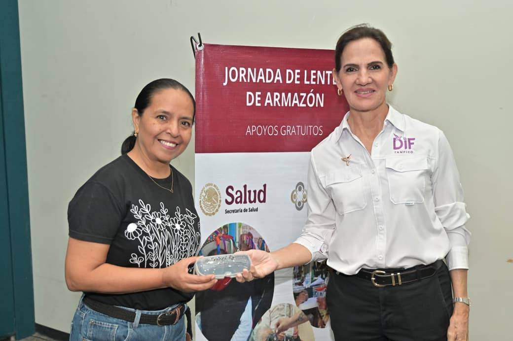 Al encabezar la entrega de lentes de armazón en beneficio de 290 personas de la zona conurbada, la Presidenta del Sistema DIF Tampico, Dra. Luz Adriana Villarreal Anaya subrayó que este apoyo fue fruto de la estrecha coordinación entre el Patronato de la Beneficencia Pública, la Secretaría de Salud y el Sistema DIF Tamaulipas. Durante el acto efectuado en el Centro de Convenciones Expo Tampico, la titular del organismo, acompañada del Director de Patrimonio de la Beneficencia Pública en Tamaulipas Dr. Carlos Pineda Murguía, y de las Presidentas de los Sistemas DIF Altamira y Madero, Rossy Luque de Martínez y Dunia Marón de González, respectivamente, destacó que la sinergia institucional genera bienestar y prosperidad compartida en beneficio de los que menos tienen. Al encabezar la entrega de lentes de armazón en beneficio de 290 personas de la zona conurbada, la Presidenta del Sistema DIF Tampico, Dra. Luz Adriana Villarreal Anaya subrayó que este apoyo fue fruto de la estrecha coordinación entre el Patronato de la Beneficencia Pública, la Secretaría de Salud y el Sistema DIF Tamaulipas. Durante el acto efectuado en el Centro de Convenciones Expo Tampico, la titular del organismo, acompañada del Director de Patrimonio de la Beneficencia Pública en Tamaulipas Dr. Carlos Pineda Murguía, y de las Presidentas de los Sistemas DIF Altamira y Madero, Rossy Luque de Martínez y Dunia Marón de González, respectivamente, destacó que la sinergia institucional genera bienestar y prosperidad compartida en beneficio de los que menos tienen.