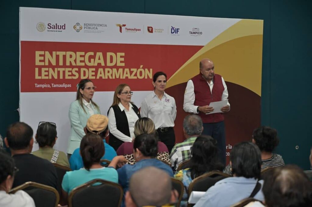 Al encabezar la entrega de lentes de armazón en beneficio de 290 personas de la zona conurbada, la Presidenta del Sistema DIF Tampico, Dra. Luz Adriana Villarreal Anaya subrayó que este apoyo fue fruto de la estrecha coordinación entre el Patronato de la Beneficencia Pública, la Secretaría de Salud y el Sistema DIF Tamaulipas.
Durante el acto efectuado en el Centro de Convenciones Expo Tampico, la titular del organismo, acompañada del Director de Patrimonio de la Beneficencia Pública en Tamaulipas Dr. Carlos Pineda Murguía, y de las Presidentas de los Sistemas DIF Altamira y Madero, Rossy Luque de Martínez y Dunia Marón de González, respectivamente, destacó que la sinergia institucional genera bienestar y prosperidad compartida en beneficio de los que menos tienen.
"Estamos muy contentos de poner estos beneficios al alcance de la población. Es un trabajo de solidaridad y compromiso; ellos realizan las detecciones y valoraciones, mientras que nosotros captamos a los beneficiarios. Esta unión nos permite dar resultados reales y apoyar a un mayor número de personas", señaló.
Por su parte, Pineda Murguía informó que la jornada contempla la entrega de lentes para vista cansada, visión de lejos y bifocales, reconociendo el desempeño de los sistemas DIF municipales y la jurisdicción sanitaria en la logística y atención.
Aunque el programa contaba originalmente con un padrón de beneficiarios establecido, las autoridades anunciaron que la actividad se abrirá al público general este martes 21 de abril.
Los interesados deben acudir a la Expo Tampico con la siguiente documentación en copia: CURP, identificación oficial (INE) y comprobante de domicilio actualizado.