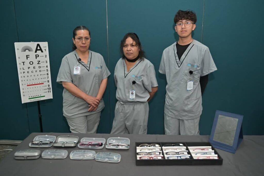 Al encabezar la entrega de lentes de armazón en beneficio de 290 personas de la zona conurbada, la Presidenta del Sistema DIF Tampico, Dra. Luz Adriana Villarreal Anaya subrayó que este apoyo fue fruto de la estrecha coordinación entre el Patronato de la Beneficencia Pública, la Secretaría de Salud y el Sistema DIF Tamaulipas.
Durante el acto efectuado en el Centro de Convenciones Expo Tampico, la titular del organismo, acompañada del Director de Patrimonio de la Beneficencia Pública en Tamaulipas Dr. Carlos Pineda Murguía, y de las Presidentas de los Sistemas DIF Altamira y Madero, Rossy Luque de Martínez y Dunia Marón de González, respectivamente, destacó que la sinergia institucional genera bienestar y prosperidad compartida en beneficio de los que menos tienen.
"Estamos muy contentos de poner estos beneficios al alcance de la población. Es un trabajo de solidaridad y compromiso; ellos realizan las detecciones y valoraciones, mientras que nosotros captamos a los beneficiarios. Esta unión nos permite dar resultados reales y apoyar a un mayor número de personas", señaló.
Por su parte, Pineda Murguía informó que la jornada contempla la entrega de lentes para vista cansada, visión de lejos y bifocales, reconociendo el desempeño de los sistemas DIF municipales y la jurisdicción sanitaria en la logística y atención.
Aunque el programa contaba originalmente con un padrón de beneficiarios establecido, las autoridades anunciaron que la actividad se abrirá al público general este martes 21 de abril.
Los interesados deben acudir a la Expo Tampico con la siguiente documentación en copia: CURP, identificación oficial (INE) y comprobante de domicilio actualizado.