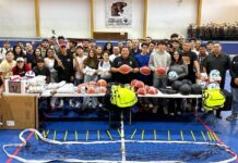 Entregan material deportivo a equipos del Tec Madero rumbo al Prenacional En vísperas del Prenacional Deportivo del Tecnológico Nacional de México, que se llevará a cabo del 17 al 22 de mayo, el Instituto Tecnológico de Ciudad Madero realizó la entrega de material deportivo a sus equipos representativos. La entrega fue encabezada por el director del plantel, Mtro. Juan Dionisio Cruz Guerrero, quien destacó el esfuerzo institucional por fortalecer el deporte como parte de la formación integral de las y los estudiantes. “Este es un gran esfuerzo que realiza la administración. Apoyar el deporte es fundamental, ya que complementa la formación académica junto con la actividad cultural”, expresó. Durante el evento, se dotó de equipamiento a los equipos de softbol, béisbol, básquetbol, voleibol y fútbol, disciplinas en las que los Leopardos han destacado de manera constante por sus resultados en competencias regionales y nacionales. El directivo reconoció el compromiso de las y los estudiantes deportistas, a quienes exhortó a dar su máximo esfuerzo en la justa. “Les quiero agradecer por todo el empeño que ponen, porque serán los representantes del Tecnológico de Ciudad Madero en este gran esfuerzo que implica el prenacional deportivo; espero que obtengamos los mejores lugares”, señaló. Asimismo, informó que el Tec Madero se prepara para recibir a más de mil 500 estudiantes provenientes de 18 tecnológicos del país, lo que consolidará este evento como una importante plataforma de convivencia y competencia deportiva. Finalmente, anunció que, como incentivo, se otorgarán becas del 100 por ciento a los equipos que resulten campeones en esta justa, reconociendo así su desempeño y dedicación.