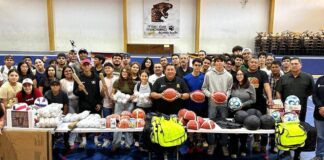 Entregan material deportivo a equipos del Tec Madero rumbo al Prenacional En vísperas del Prenacional Deportivo del Tecnológico Nacional de México, que se llevará a cabo del 17 al 22 de mayo, el Instituto Tecnológico de Ciudad Madero realizó la entrega de material deportivo a sus equipos representativos. La entrega fue encabezada por el director del plantel, Mtro. Juan Dionisio Cruz Guerrero, quien destacó el esfuerzo institucional por fortalecer el deporte como parte de la formación integral de las y los estudiantes. “Este es un gran esfuerzo que realiza la administración. Apoyar el deporte es fundamental, ya que complementa la formación académica junto con la actividad cultural”, expresó. Durante el evento, se dotó de equipamiento a los equipos de softbol, béisbol, básquetbol, voleibol y fútbol, disciplinas en las que los Leopardos han destacado de manera constante por sus resultados en competencias regionales y nacionales. El directivo reconoció el compromiso de las y los estudiantes deportistas, a quienes exhortó a dar su máximo esfuerzo en la justa. “Les quiero agradecer por todo el empeño que ponen, porque serán los representantes del Tecnológico de Ciudad Madero en este gran esfuerzo que implica el prenacional deportivo; espero que obtengamos los mejores lugares”, señaló. Asimismo, informó que el Tec Madero se prepara para recibir a más de mil 500 estudiantes provenientes de 18 tecnológicos del país, lo que consolidará este evento como una importante plataforma de convivencia y competencia deportiva. Finalmente, anunció que, como incentivo, se otorgarán becas del 100 por ciento a los equipos que resulten campeones en esta justa, reconociendo así su desempeño y dedicación.