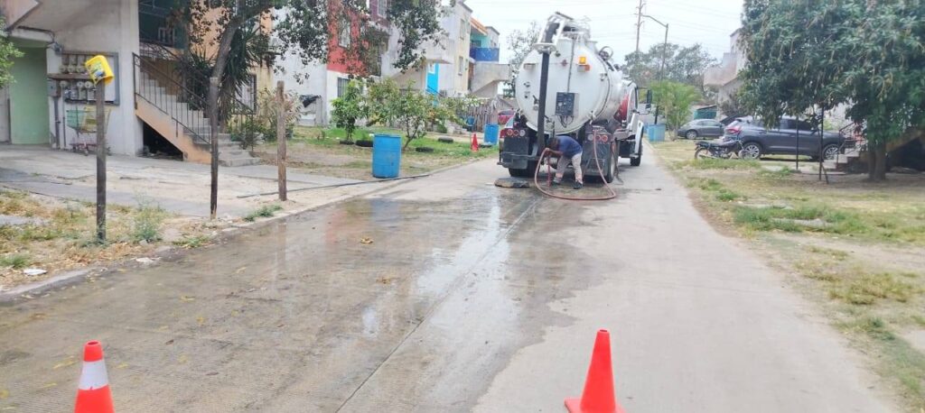 Labores se desarrollaron en los fraccionamientos Los Olivos, Haciendas Las Palmas, y Jardines de Champayán, en la colonia Serapio Venegas, y Zona Centro
Mejorando la infraestructura sanitaria para generar bienestar a las familias altamirenses, la Comisión Municipal de Agua Potable y Alcantarillado de Altamira, que dirige el Dr. Gabriel Arcos Espinosa, llevó a cabo trabajos de sondeo, desazolve, y mantenimiento de líneas de drenaje en colonias y conjuntos habitacionales de esta ciudad.
En ese sentido, con el apoyo de camiones de presión y vacío se procedió al sondeo y desazolve de líneas generales de drenaje ubicadas en calle C-106 del Fraccionamiento Los Olivos, Cerrada Hacienda Cieneguillas esquina con San Luis del Fraccionamiento Haciendas Las Palmas, y calle Tampico esquina con Laguna de Champayán del Fraccionamiento Jardines de Champayán.
De igual manera, se realizó el sondeo de las líneas de desagüe de las calles Venustiano Carranza y Benito Juárez de la Zona Centro, así como el mantenimiento de la red de drenaje de las calles Madrid y Salvador Díaz Mirón, de la colonia Serapio Venegas.
Con estas labores, la COMAPA Altamira optimiza la operación del sistema sanitario permitiendo con ello una mejor calidad de vida para la población, cumpliendo a la vez con las indicaciones del alcalde Dr. Armando Martínez Manríquez de contar con servicios eficientes y de calidad.