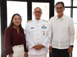 Participa Gobierno Municipal en ceremonia del CXII aniversario realizada en la Primera Zona Naval En representación del alcalde, Dr. Armando Martínez Manríquez, la secretaria de Bienestar Social en Altamira, Blanca Guzmán Hinojosa, participó en la ceremonia conmemorativa del CXII Aniversario de la Gesta Heroica del Puerto de Veracruz, llevada a cabo en las instalaciones de la Primera Zona Naval. El acto fue presidido por el vicealmirante Fernando Rodríguez Cuevas, en un evento que reunió a autoridades civiles y militares para rendir homenaje a los héroes que defendieron la soberanía nacional el 21 de abril de 1914. Durante su participación, Guzmán Hinojosa destacó la importancia de preservar la memoria histórica y fortalecer los valores cívicos entre la población. “En este acto, recordamos con profundo respeto y orgullo a los héroes que aquel 21 de abril defendieron nuestra patria con valentía. Fue un gusto saludar también al presidente de Ciudad Madero, Erasmo González Robledo, compartiendo este momento de identidad y patriotismo que nos une como región”, expresó. Con su presencia en este tipo de conmemoraciones, el Gobierno Municipal de Altamira refrenda su compromiso con la promoción de los valores históricos y el fortalecimiento del sentido de identidad nacional.