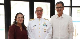 Honra Altamira gesta heroica del Puerto de Veracruz Participa Gobierno Municipal en ceremonia del CXII aniversario realizada en la Primera Zona Naval En representación del alcalde, Dr. Armando Martínez Manríquez, la secretaria de Bienestar Social en Altamira, Blanca Guzmán Hinojosa, participó en la ceremonia conmemorativa del CXII Aniversario de la Gesta Heroica del Puerto de Veracruz, llevada a cabo en las instalaciones de la Primera Zona Naval. El acto fue presidido por el vicealmirante Fernando Rodríguez Cuevas, en un evento que reunió a autoridades civiles y militares para rendir homenaje a los héroes que defendieron la soberanía nacional el 21 de abril de 1914. Durante su participación, Guzmán Hinojosa destacó la importancia de preservar la memoria histórica y fortalecer los valores cívicos entre la población. “En este acto, recordamos con profundo respeto y orgullo a los héroes que aquel 21 de abril defendieron nuestra patria con valentía. Fue un gusto saludar también al presidente de Ciudad Madero, Erasmo González Robledo, compartiendo este momento de identidad y patriotismo que nos une como región”, expresó. Con su presencia en este tipo de conmemoraciones, el Gobierno Municipal de Altamira refrenda su compromiso con la promoción de los valores históricos y el fortalecimiento del sentido de identidad nacional.