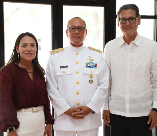 Honra Altamira gesta heroica del Puerto de Veracruz Participa Gobierno Municipal en ceremonia del CXII aniversario realizada en la Primera Zona Naval En representación del alcalde, Dr. Armando Martínez Manríquez, la secretaria de Bienestar Social en Altamira, Blanca Guzmán Hinojosa, participó en la ceremonia conmemorativa del CXII Aniversario de la Gesta Heroica del Puerto de Veracruz, llevada a cabo en las instalaciones de la Primera Zona Naval. El acto fue presidido por el vicealmirante Fernando Rodríguez Cuevas, en un evento que reunió a autoridades civiles y militares para rendir homenaje a los héroes que defendieron la soberanía nacional el 21 de abril de 1914. Durante su participación, Guzmán Hinojosa destacó la importancia de preservar la memoria histórica y fortalecer los valores cívicos entre la población. “En este acto, recordamos con profundo respeto y orgullo a los héroes que aquel 21 de abril defendieron nuestra patria con valentía. Fue un gusto saludar también al presidente de Ciudad Madero, Erasmo González Robledo, compartiendo este momento de identidad y patriotismo que nos une como región”, expresó. Con su presencia en este tipo de conmemoraciones, el Gobierno Municipal de Altamira refrenda su compromiso con la promoción de los valores históricos y el fortalecimiento del sentido de identidad nacional.