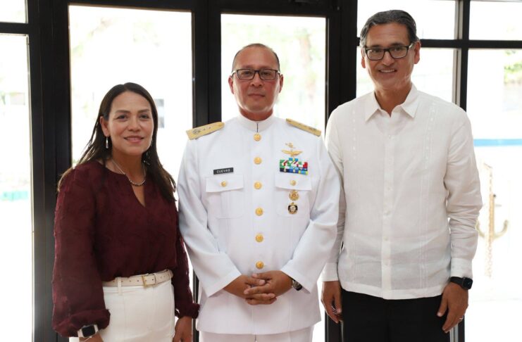 Participa Gobierno Municipal en ceremonia del CXII aniversario realizada en la Primera Zona Naval En representación del alcalde, Dr. Armando Martínez Manríquez, la secretaria de Bienestar Social en Altamira, Blanca Guzmán Hinojosa, participó en la ceremonia conmemorativa del CXII Aniversario de la Gesta Heroica del Puerto de Veracruz, llevada a cabo en las instalaciones de la Primera Zona Naval. El acto fue presidido por el vicealmirante Fernando Rodríguez Cuevas, en un evento que reunió a autoridades civiles y militares para rendir homenaje a los héroes que defendieron la soberanía nacional el 21 de abril de 1914. Durante su participación, Guzmán Hinojosa destacó la importancia de preservar la memoria histórica y fortalecer los valores cívicos entre la población. “En este acto, recordamos con profundo respeto y orgullo a los héroes que aquel 21 de abril defendieron nuestra patria con valentía. Fue un gusto saludar también al presidente de Ciudad Madero, Erasmo González Robledo, compartiendo este momento de identidad y patriotismo que nos une como región”, expresó. Con su presencia en este tipo de conmemoraciones, el Gobierno Municipal de Altamira refrenda su compromiso con la promoción de los valores históricos y el fortalecimiento del sentido de identidad nacional.