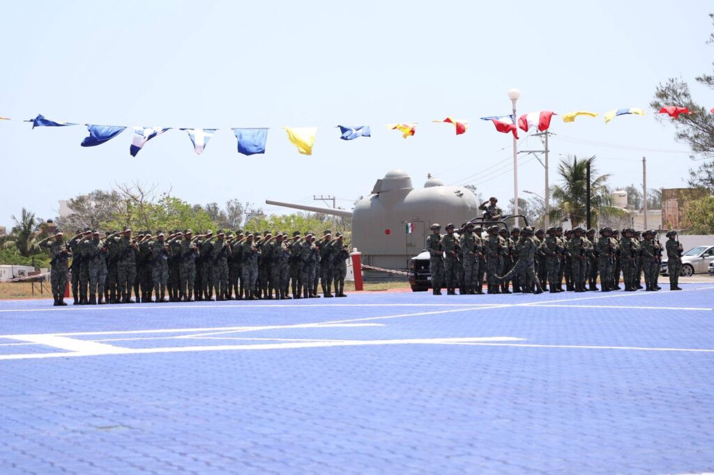 Participa Gobierno Municipal en ceremonia del CXII aniversario realizada en la Primera Zona Naval
En representación del alcalde, Dr. Armando Martínez Manríquez, la secretaria de Bienestar Social en Altamira, Blanca Guzmán Hinojosa, participó en la ceremonia conmemorativa del CXII Aniversario de la Gesta Heroica del Puerto de Veracruz, llevada a cabo en las instalaciones de la Primera Zona Naval.
El acto fue presidido por el vicealmirante Fernando Rodríguez Cuevas, en un evento que reunió a autoridades civiles y militares para rendir homenaje a los héroes que defendieron la soberanía nacional el 21 de abril de 1914.
Durante su participación, Guzmán Hinojosa destacó la importancia de preservar la memoria histórica y fortalecer los valores cívicos entre la población.
“En este acto, recordamos con profundo respeto y orgullo a los héroes que aquel 21 de abril defendieron nuestra patria con valentía. Fue un gusto saludar también al presidente de Ciudad Madero, Erasmo González Robledo, compartiendo este momento de identidad y patriotismo que nos une como región”, expresó.
Con su presencia en este tipo de conmemoraciones, el Gobierno Municipal de Altamira refrenda su compromiso con la promoción de los valores históricos y el fortalecimiento del sentido de identidad nacional.