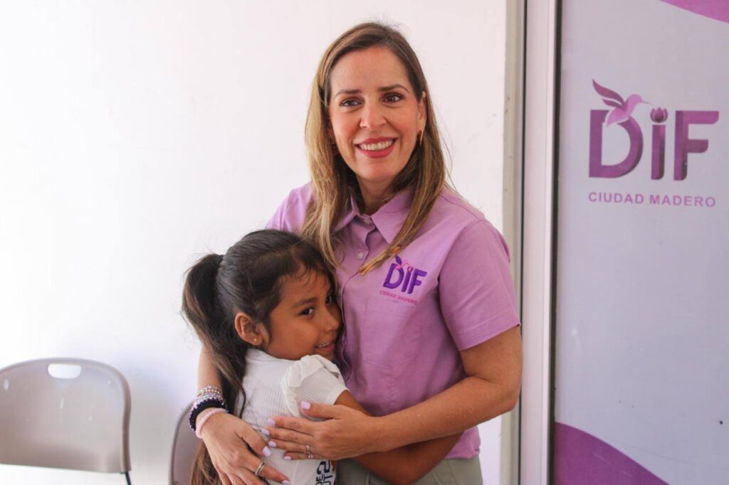 En las Oficinas Generales del Sistema DIF Ciudad Madero, la Presidenta, Lic. Dunia Marón Acuña, realizó la entrega de apoyos a familias maderenses, refrendando el compromiso de la institución con el bienestar y la generación de oportunidades.
En esta ocasión, se entregaron triciclos a María del Carmen Chávez Murrieta y Nélida González Uscanga, herramientas que les permitirán emprender y fortalecer el sustento de sus hogares. Asimismo, Cleotilde, madre de la pequeña Saori, recibió un apoyo económico adicional.
Estas acciones son resultado de las giras de trabajo que semana a semana encabeza la Presidenta del DIF en distintas colonias de la ciudad, donde escucha de primera mano las necesidades de las familias, levanta peticiones y da puntual seguimiento para brindar soluciones rápidas.
“Cada apoyo que entregamos representa una oportunidad para que las familias salgan adelante con su propio esfuerzo. Nuestro compromiso es estar cerca, escuchar y responder con acciones que verdaderamente transformen su vida”, expresó la Presidenta del Sistema DIF Ciudad Madero, Lic. Dunia Marón.
Lo anterior es posible gracias a la coordinación de Trabajo Social, encabezada por la Lic. Rosina Martínez, área que da seguimiento a cada caso para garantizar que los apoyos lleguen a quienes más lo necesitan.
