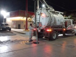 Labores se desarrollaron en los fraccionamientos Los Olivos, Haciendas Las Palmas, y Jardines de Champayán, en la colonia Serapio Venegas, y Zona Centro Mejorando la infraestructura sanitaria para generar bienestar a las familias altamirenses, la Comisión Municipal de Agua Potable y Alcantarillado de Altamira, que dirige el Dr. Gabriel Arcos Espinosa, llevó a cabo trabajos de sondeo, desazolve, y mantenimiento de líneas de drenaje en colonias y conjuntos habitacionales de esta ciudad. En ese sentido, con el apoyo de camiones de presión y vacío se procedió al sondeo y desazolve de líneas generales de drenaje ubicadas en calle C-106 del Fraccionamiento Los Olivos, Cerrada Hacienda Cieneguillas esquina con San Luis del Fraccionamiento Haciendas Las Palmas, y calle Tampico esquina con Laguna de Champayán del Fraccionamiento Jardines de Champayán. De igual manera, se realizó el sondeo de las líneas de desagüe de las calles Venustiano Carranza y Benito Juárez de la Zona Centro, así como el mantenimiento de la red de drenaje de las calles Madrid y Salvador Díaz Mirón, de la colonia Serapio Venegas. Con estas labores, la COMAPA Altamira optimiza la operación del sistema sanitario permitiendo con ello una mejor calidad de vida para la población, cumpliendo a la vez con las indicaciones del alcalde Dr. Armando Martínez Manríquez de contar con servicios eficientes y de calidad.