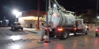 Brinda COMAPA Altamira mantenimiento a líneas de drenaje Labores se desarrollaron en los fraccionamientos Los Olivos, Haciendas Las Palmas, y Jardines de Champayán, en la colonia Serapio Venegas, y Zona Centro Mejorando la infraestructura sanitaria para generar bienestar a las familias altamirenses, la Comisión Municipal de Agua Potable y Alcantarillado de Altamira, que dirige el Dr. Gabriel Arcos Espinosa, llevó a cabo trabajos de sondeo, desazolve, y mantenimiento de líneas de drenaje en colonias y conjuntos habitacionales de esta ciudad. En ese sentido, con el apoyo de camiones de presión y vacío se procedió al sondeo y desazolve de líneas generales de drenaje ubicadas en calle C-106 del Fraccionamiento Los Olivos, Cerrada Hacienda Cieneguillas esquina con San Luis del Fraccionamiento Haciendas Las Palmas, y calle Tampico esquina con Laguna de Champayán del Fraccionamiento Jardines de Champayán. De igual manera, se realizó el sondeo de las líneas de desagüe de las calles Venustiano Carranza y Benito Juárez de la Zona Centro, así como el mantenimiento de la red de drenaje de las calles Madrid y Salvador Díaz Mirón, de la colonia Serapio Venegas. Con estas labores, la COMAPA Altamira optimiza la operación del sistema sanitario permitiendo con ello una mejor calidad de vida para la población, cumpliendo a la vez con las indicaciones del alcalde Dr. Armando Martínez Manríquez de contar con servicios eficientes y de calidad.