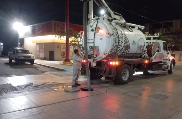 Labores se desarrollaron en los fraccionamientos Los Olivos, Haciendas Las Palmas, y Jardines de Champayán, en la colonia Serapio Venegas, y Zona Centro Mejorando la infraestructura sanitaria para generar bienestar a las familias altamirenses, la Comisión Municipal de Agua Potable y Alcantarillado de Altamira, que dirige el Dr. Gabriel Arcos Espinosa, llevó a cabo trabajos de sondeo, desazolve, y mantenimiento de líneas de drenaje en colonias y conjuntos habitacionales de esta ciudad. En ese sentido, con el apoyo de camiones de presión y vacío se procedió al sondeo y desazolve de líneas generales de drenaje ubicadas en calle C-106 del Fraccionamiento Los Olivos, Cerrada Hacienda Cieneguillas esquina con San Luis del Fraccionamiento Haciendas Las Palmas, y calle Tampico esquina con Laguna de Champayán del Fraccionamiento Jardines de Champayán. De igual manera, se realizó el sondeo de las líneas de desagüe de las calles Venustiano Carranza y Benito Juárez de la Zona Centro, así como el mantenimiento de la red de drenaje de las calles Madrid y Salvador Díaz Mirón, de la colonia Serapio Venegas. Con estas labores, la COMAPA Altamira optimiza la operación del sistema sanitario permitiendo con ello una mejor calidad de vida para la población, cumpliendo a la vez con las indicaciones del alcalde Dr. Armando Martínez Manríquez de contar con servicios eficientes y de calidad.
