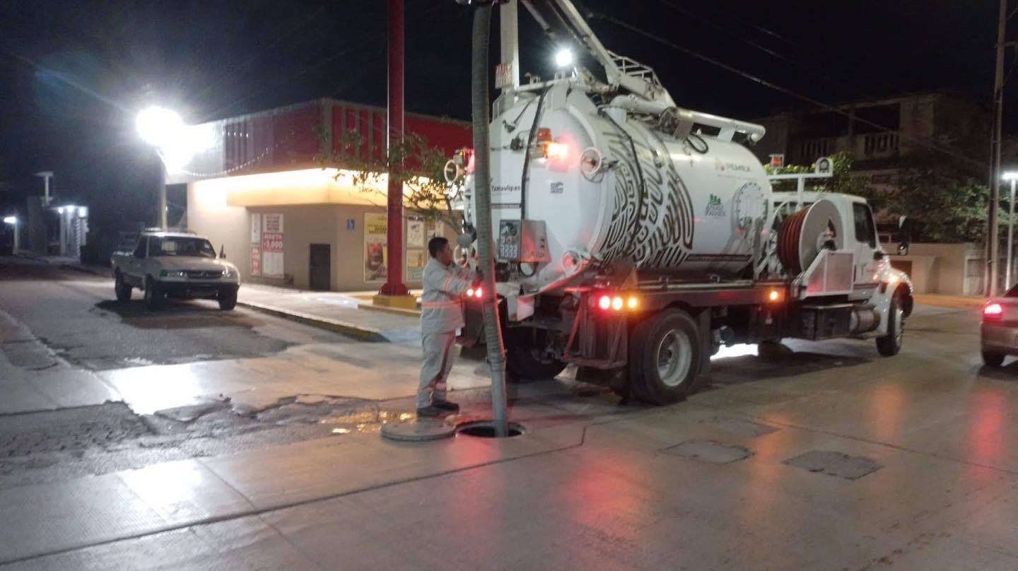 Labores se desarrollaron en los fraccionamientos Los Olivos, Haciendas Las Palmas, y Jardines de Champayán, en la colonia Serapio Venegas, y Zona Centro Mejorando la infraestructura sanitaria para generar bienestar a las familias altamirenses, la Comisión Municipal de Agua Potable y Alcantarillado de Altamira, que dirige el Dr. Gabriel Arcos Espinosa, llevó a cabo trabajos de sondeo, desazolve, y mantenimiento de líneas de drenaje en colonias y conjuntos habitacionales de esta ciudad. En ese sentido, con el apoyo de camiones de presión y vacío se procedió al sondeo y desazolve de líneas generales de drenaje ubicadas en calle C-106 del Fraccionamiento Los Olivos, Cerrada Hacienda Cieneguillas esquina con San Luis del Fraccionamiento Haciendas Las Palmas, y calle Tampico esquina con Laguna de Champayán del Fraccionamiento Jardines de Champayán. De igual manera, se realizó el sondeo de las líneas de desagüe de las calles Venustiano Carranza y Benito Juárez de la Zona Centro, así como el mantenimiento de la red de drenaje de las calles Madrid y Salvador Díaz Mirón, de la colonia Serapio Venegas. Con estas labores, la COMAPA Altamira optimiza la operación del sistema sanitario permitiendo con ello una mejor calidad de vida para la población, cumpliendo a la vez con las indicaciones del alcalde Dr. Armando Martínez Manríquez de contar con servicios eficientes y de calidad. Labores se desarrollaron en los fraccionamientos Los Olivos, Haciendas Las Palmas, y Jardines de Champayán, en la colonia Serapio Venegas, y Zona Centro Mejorando la infraestructura sanitaria para generar bienestar a las familias altamirenses, la Comisión Municipal de Agua Potable y Alcantarillado de Altamira, que dirige el Dr. Gabriel Arcos Espinosa, llevó a cabo trabajos de sondeo, desazolve, y mantenimiento de líneas de drenaje en colonias y conjuntos habitacionales de esta ciudad. En ese sentido, con el apoyo de camiones de presión y vacío se procedió al sondeo y desazolve de líneas generales de drenaje ubicadas en calle C-106 del Fraccionamiento Los Olivos, Cerrada Hacienda Cieneguillas esquina con San Luis del Fraccionamiento Haciendas Las Palmas, y calle Tampico esquina con Laguna de Champayán del Fraccionamiento Jardines de Champayán. De igual manera, se realizó el sondeo de las líneas de desagüe de las calles Venustiano Carranza y Benito Juárez de la Zona Centro, así como el mantenimiento de la red de drenaje de las calles Madrid y Salvador Díaz Mirón, de la colonia Serapio Venegas. Con estas labores, la COMAPA Altamira optimiza la operación del sistema sanitario permitiendo con ello una mejor calidad de vida para la población, cumpliendo a la vez con las indicaciones del alcalde Dr. Armando Martínez Manríquez de contar con servicios eficientes y de calidad.