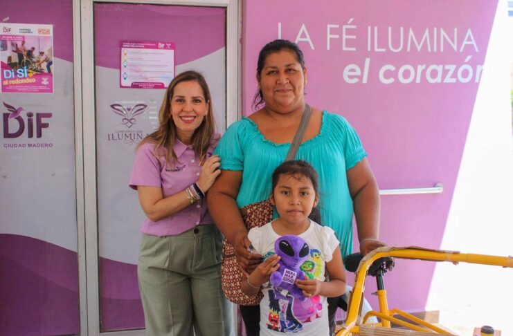 En las Oficinas Generales del Sistema DIF Ciudad Madero, la Presidenta, Lic. Dunia Marón Acuña, realizó la entrega de apoyos a familias maderenses, refrendando el compromiso de la institución con el bienestar y la generación de oportunidades. En esta ocasión, se entregaron triciclos a María del Carmen Chávez Murrieta y Nélida González Uscanga, herramientas que les permitirán emprender y fortalecer el sustento de sus hogares. Asimismo, Cleotilde, madre de la pequeña Saori, recibió un apoyo económico adicional. Estas acciones son resultado de las giras de trabajo que semana a semana encabeza la Presidenta del DIF en distintas colonias de la ciudad, donde escucha de primera mano las necesidades de las familias, levanta peticiones y da puntual seguimiento para brindar soluciones rápidas. “Cada apoyo que entregamos representa una oportunidad para que las familias salgan adelante con su propio esfuerzo. Nuestro compromiso es estar cerca, escuchar y responder con acciones que verdaderamente transformen su vida”, expresó la Presidenta del Sistema DIF Ciudad Madero, Lic. Dunia Marón. Lo anterior es posible gracias a la coordinación de Trabajo Social, encabezada por la Lic. Rosina Martínez, área que da seguimiento a cada caso para garantizar que los apoyos lleguen a quienes más lo necesitan.