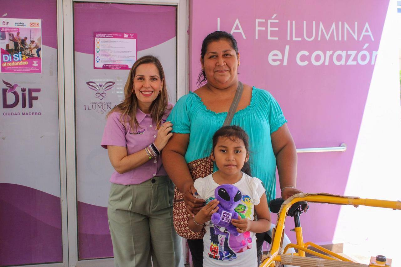 En las Oficinas Generales del Sistema DIF Ciudad Madero, la Presidenta, Lic. Dunia Marón Acuña, realizó la entrega de apoyos a familias maderenses, refrendando el compromiso de la institución con el bienestar y la generación de oportunidades. En esta ocasión, se entregaron triciclos a María del Carmen Chávez Murrieta y Nélida González Uscanga, herramientas que les permitirán emprender y fortalecer el sustento de sus hogares. Asimismo, Cleotilde, madre de la pequeña Saori, recibió un apoyo económico adicional. Estas acciones son resultado de las giras de trabajo que semana a semana encabeza la Presidenta del DIF en distintas colonias de la ciudad, donde escucha de primera mano las necesidades de las familias, levanta peticiones y da puntual seguimiento para brindar soluciones rápidas. “Cada apoyo que entregamos representa una oportunidad para que las familias salgan adelante con su propio esfuerzo. Nuestro compromiso es estar cerca, escuchar y responder con acciones que verdaderamente transformen su vida”, expresó la Presidenta del Sistema DIF Ciudad Madero, Lic. Dunia Marón. Lo anterior es posible gracias a la coordinación de Trabajo Social, encabezada por la Lic. Rosina Martínez, área que da seguimiento a cada caso para garantizar que los apoyos lleguen a quienes más lo necesitan. En las Oficinas Generales del Sistema DIF Ciudad Madero, la Presidenta, Lic. Dunia Marón Acuña, realizó la entrega de apoyos a familias maderenses, refrendando el compromiso de la institución con el bienestar y la generación de oportunidades. En esta ocasión, se entregaron triciclos a María del Carmen Chávez Murrieta y Nélida González Uscanga, herramientas que les permitirán emprender y fortalecer el sustento de sus hogares. Asimismo, Cleotilde, madre de la pequeña Saori, recibió un apoyo económico adicional. Estas acciones son resultado de las giras de trabajo que semana a semana encabeza la Presidenta del DIF en distintas colonias de la ciudad, donde escucha de primera mano las necesidades de las familias, levanta peticiones y da puntual seguimiento para brindar soluciones rápidas. “Cada apoyo que entregamos representa una oportunidad para que las familias salgan adelante con su propio esfuerzo. Nuestro compromiso es estar cerca, escuchar y responder con acciones que verdaderamente transformen su vida”, expresó la Presidenta del Sistema DIF Ciudad Madero, Lic. Dunia Marón. Lo anterior es posible gracias a la coordinación de Trabajo Social, encabezada por la Lic. Rosina Martínez, área que da seguimiento a cada caso para garantizar que los apoyos lleguen a quienes más lo necesitan.