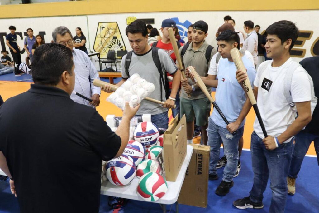 En vísperas del Prenacional Deportivo del Tecnológico Nacional de México, que se llevará a cabo del 17 al 22 de mayo, el Instituto Tecnológico de Ciudad Madero realizó la entrega de material deportivo a sus equipos representativos.
La entrega fue encabezada por el director del plantel, Mtro. Juan Dionisio Cruz Guerrero, quien destacó el esfuerzo institucional por fortalecer el deporte como parte de la formación integral de las y los estudiantes.
“Este es un gran esfuerzo que realiza la administración. Apoyar el deporte es fundamental, ya que complementa la formación académica junto con la actividad cultural”, expresó.
Durante el evento, se dotó de equipamiento a los equipos de softbol, béisbol, básquetbol, voleibol y fútbol, disciplinas en las que los Leopardos han destacado de manera constante por sus resultados en competencias regionales y nacionales.
El directivo reconoció el compromiso de las y los estudiantes deportistas, a quienes exhortó a dar su máximo esfuerzo en la justa.
“Les quiero agradecer por todo el empeño que ponen, porque serán los representantes del Tecnológico de Ciudad Madero en este gran esfuerzo que implica el prenacional deportivo; espero que obtengamos los mejores lugares”, señaló.
Asimismo, informó que el Tec Madero se prepara para recibir a más de mil 500 estudiantes provenientes de 18 tecnológicos del país, lo que consolidará este evento como una importante plataforma de convivencia y competencia deportiva.
Finalmente, anunció que, como incentivo, se otorgarán becas del 100 por ciento a los equipos que resulten campeones en esta justa, reconociendo así su desempeño y dedicación.